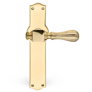 Door handle in brass on backplate - model HOLKHAM